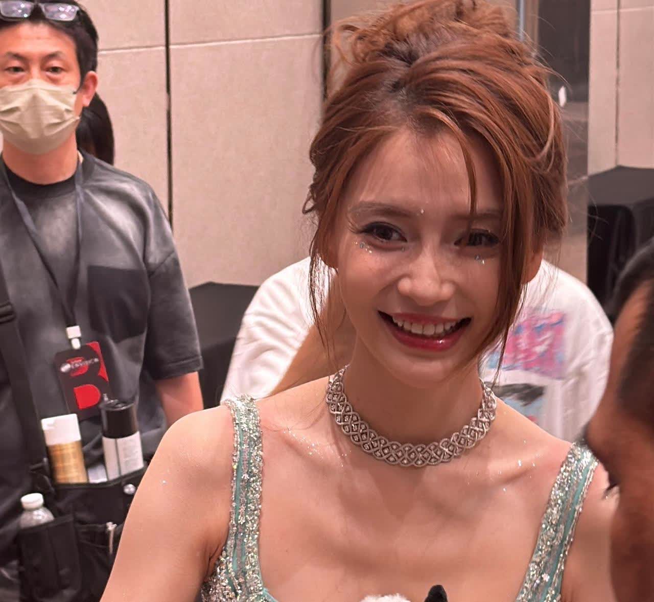 看到杨颖最近在澳门活动时的图片，她穿着一套美人鱼的晚礼服，就像从童话里游出来的公