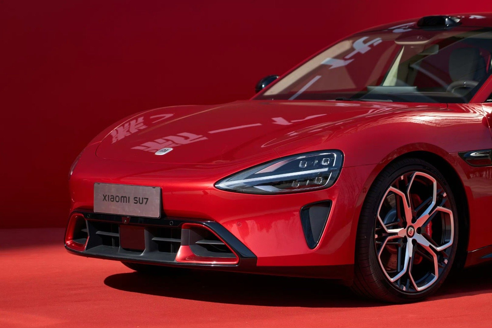 新一代SU7我真的要馋死这个赤霞红了，多希望自己能年轻点配得上这颜色这车估计不止