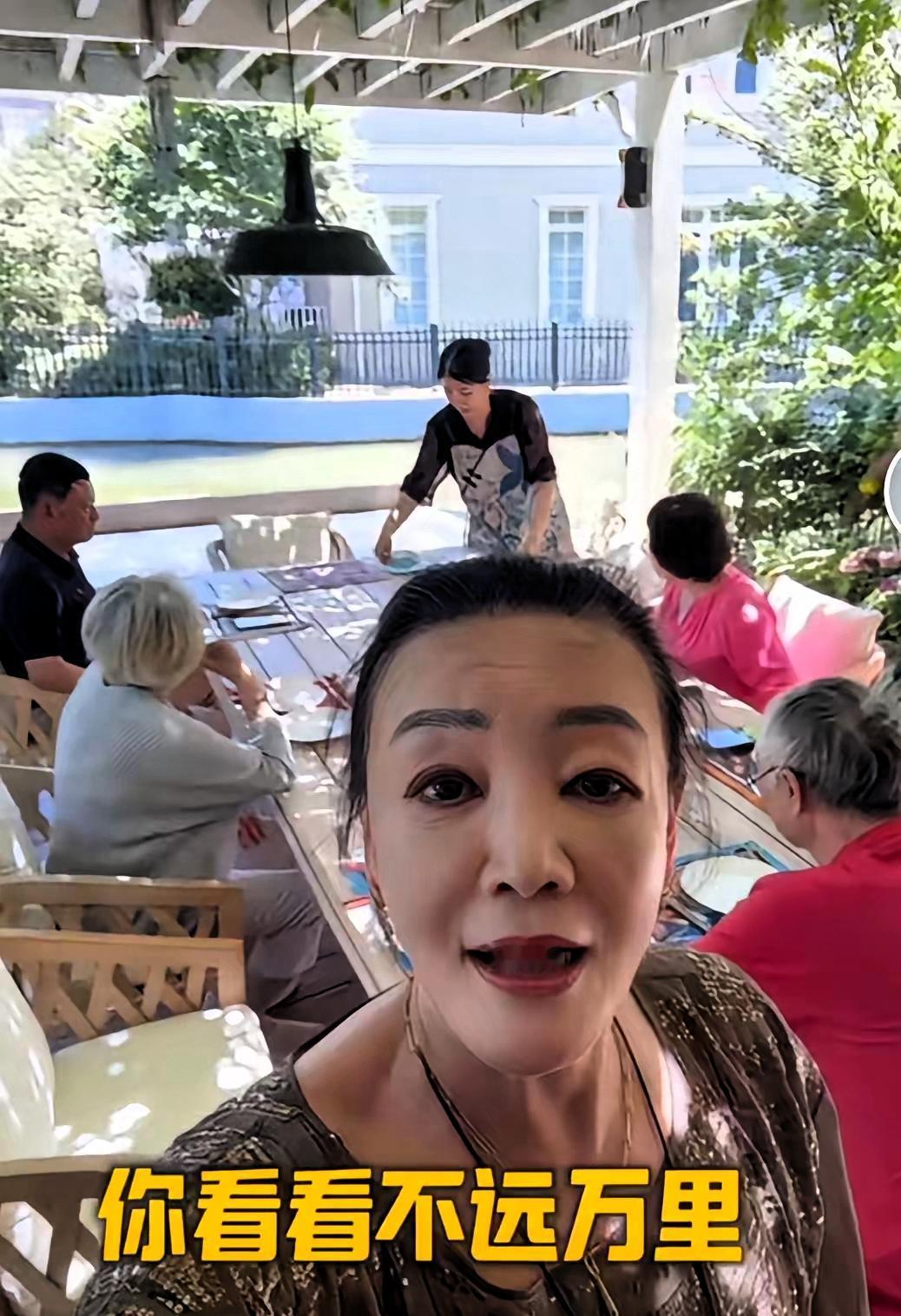 兰姐的娘家人来了,很多人都看见了,以前大家都以为她,一个人呢,现在不是了