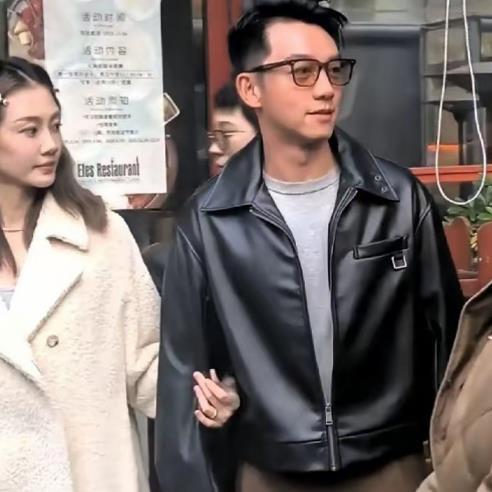 这才是明星夫妻最幸福的时刻，好婚姻从来都不是明星身份赋予的！郑恺苗苗牵手参加上戏