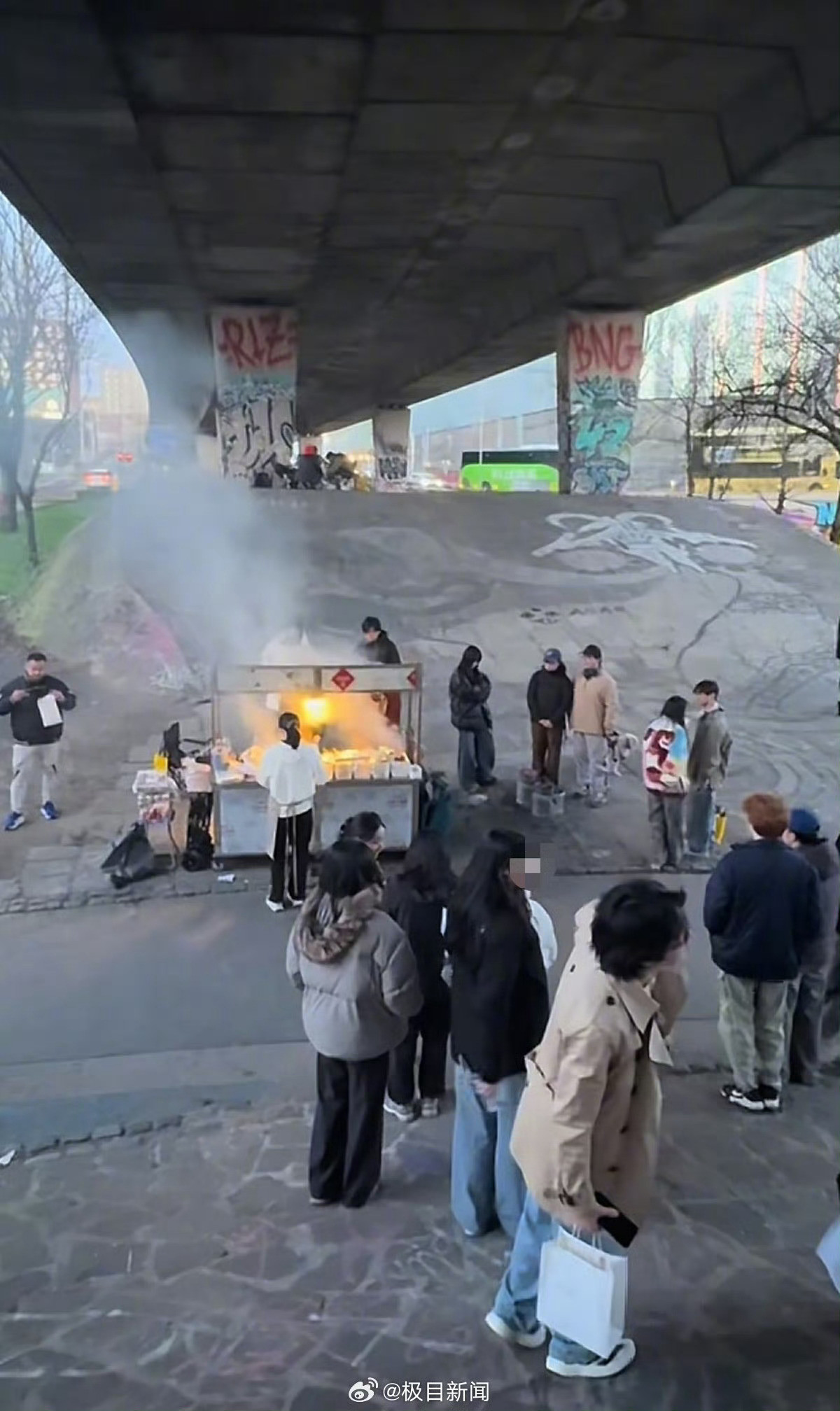 英国曼彻斯特桥洞下惊现中国烧烤摊有证经营，不出意外会是一家墙外开花墙内也香的网红