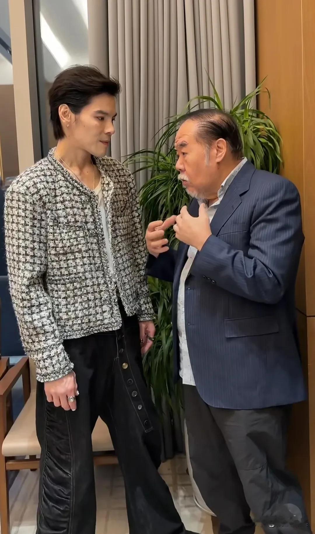 “肥猫”郑则仕和向佐现身上海出席活动，向佐这身高惊人啊，这么高么？！向佐梳着大