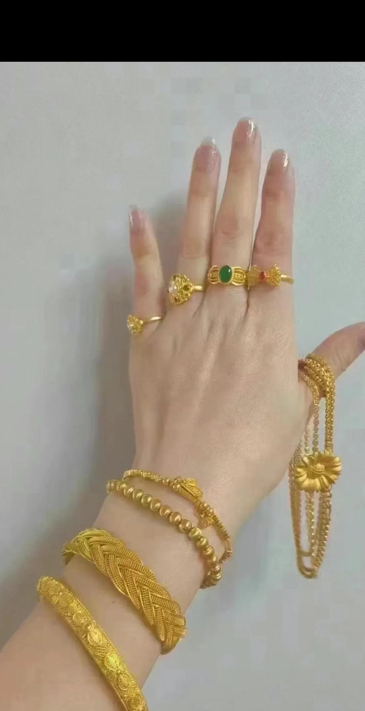 金灿灿的，是个女人都喜欢！哪怕不喜欢戴，闲了拿出来看看，心情也是好的。闺蜜