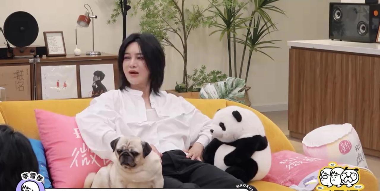 听到李雪琴说买了自己“推荐”的单词书后，尚雯婕有一种看“大冤种”的感觉，她拳头都