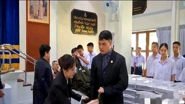 诗妮娜的地位稳固了。王后苏提达出尽风头，活生生成了王室的门面事务操持者，许多日常