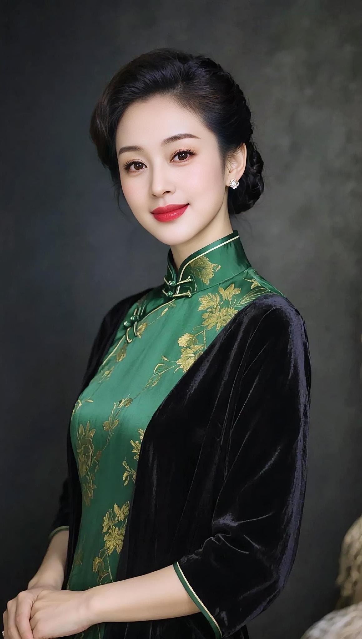 墨绒轻拢，翠色浮香。金线花绽，旧韵新芒。立领衔风，扣住韶光。云鬓斜挽，笑意