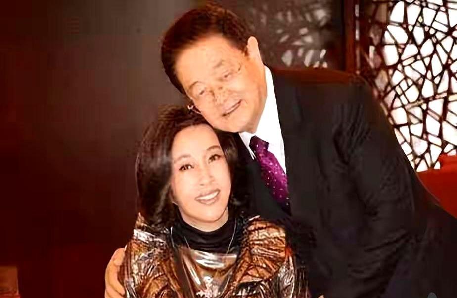 75岁刘晓庆，被小30岁男主抱在怀里喊丫头。导演一声“咔”，男演员松开手。