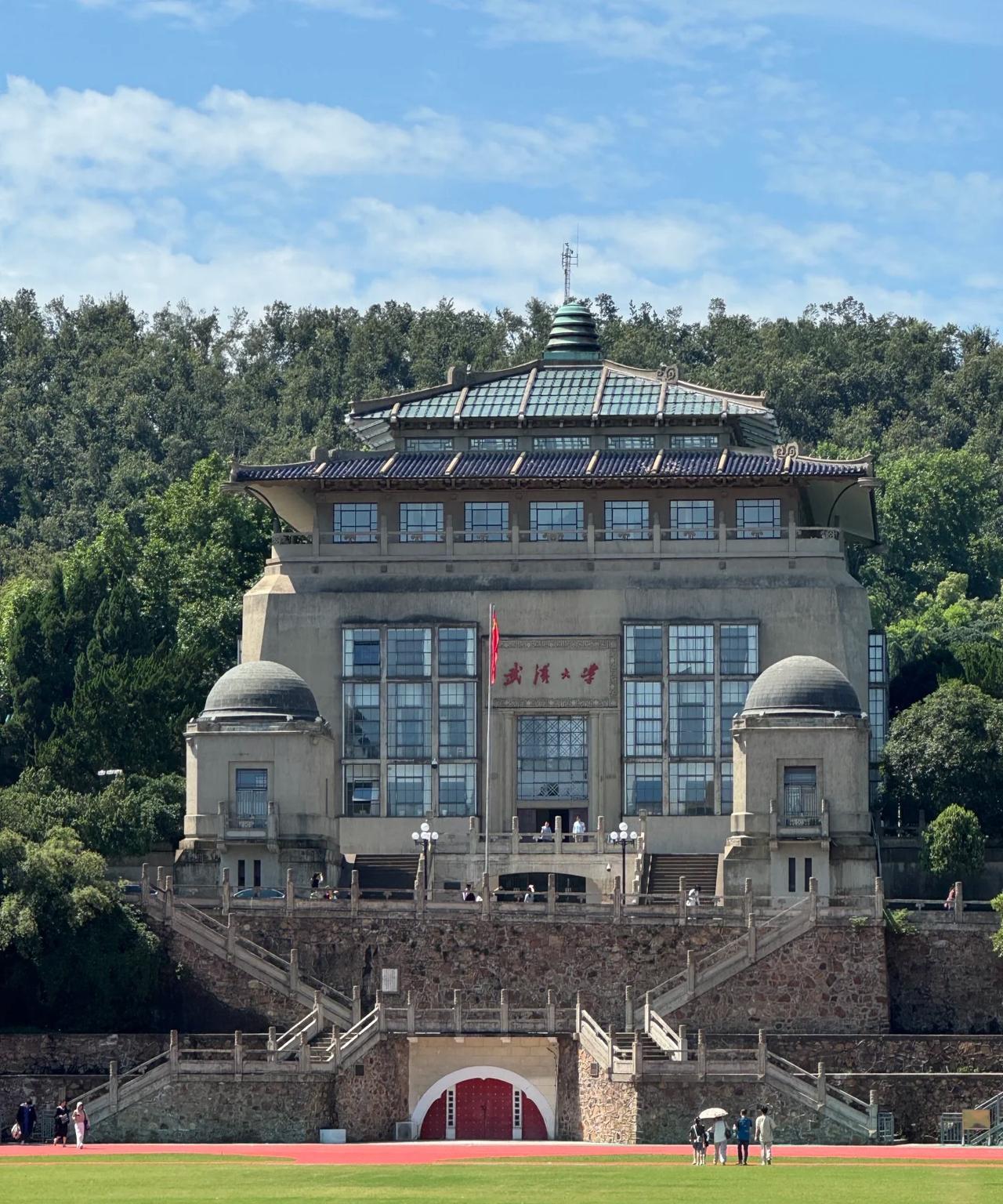 武汉大学这次走错棋了，本来以为给肖同学记过处分，当初的事情杨某在网络煽动舆论