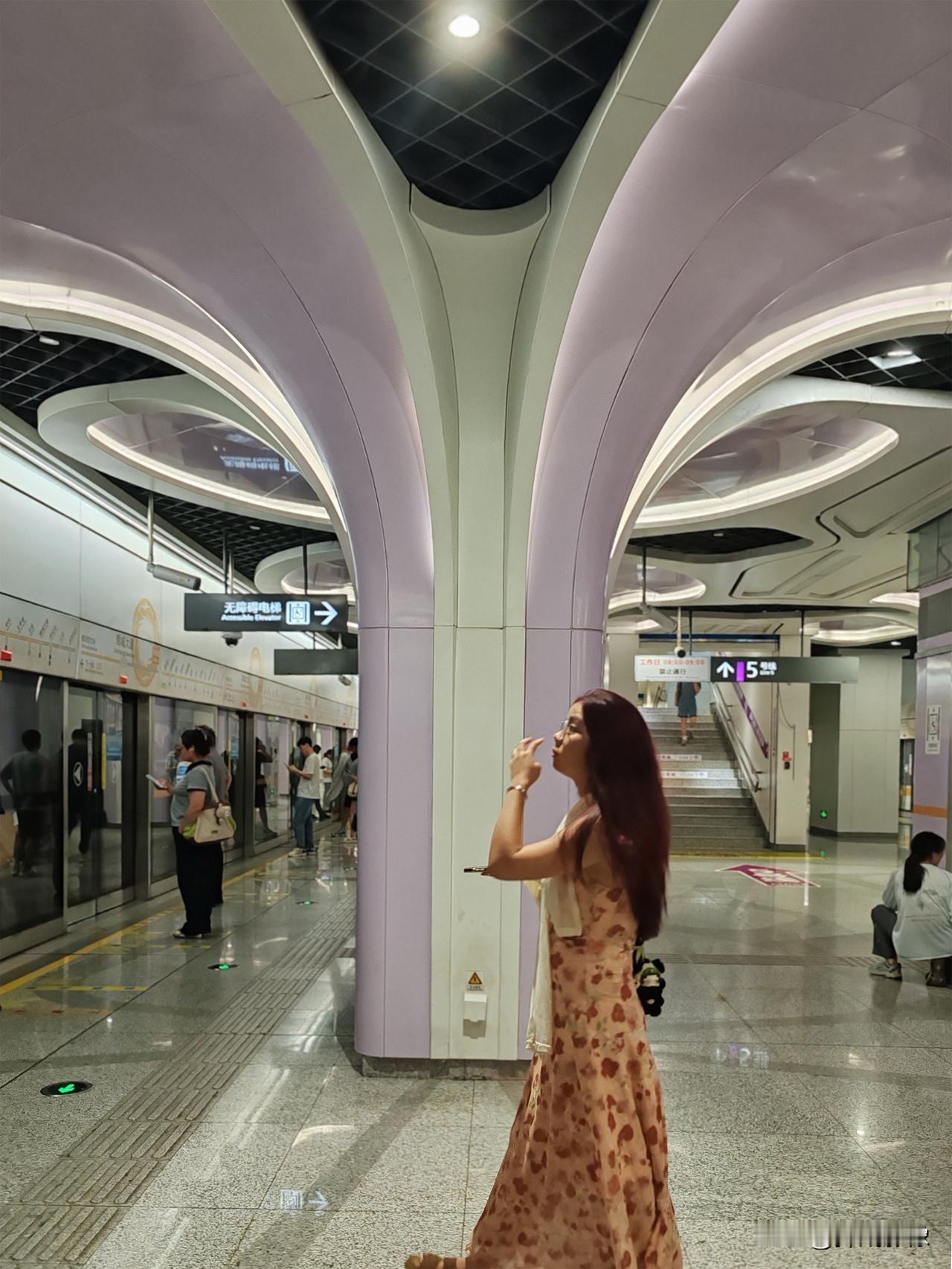 成都地铁（2）——锦城大道站芳柱凝淡紫，芙蓉覆月台；往来皆过客，锦城花自开