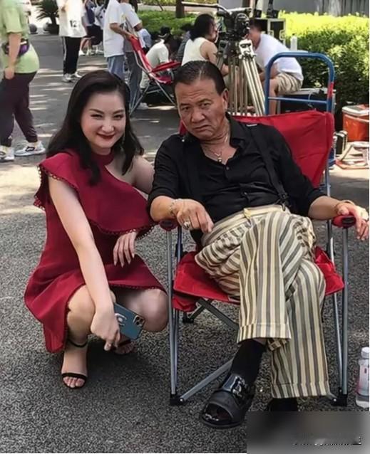 别再说68岁的万梓良晚景凄凉了。你看到的是他站都站不稳，腿抖得像筛糠，靠在小