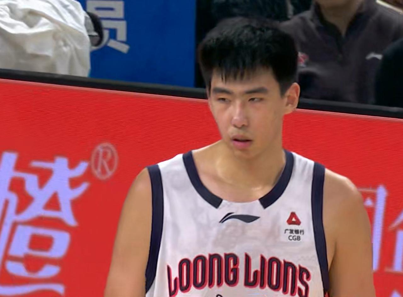 徐昕这么强，在广东队打替补，不敢想象广东队的内线有多强？CBA广州队对阵同曦队