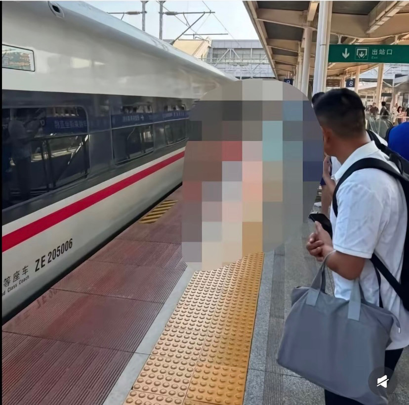 跟我一个做心理咨询的朋友聊南宁站跳轨这事，​她一句话让我愣住：​你们都在问这人为什么要跳，​可真正让