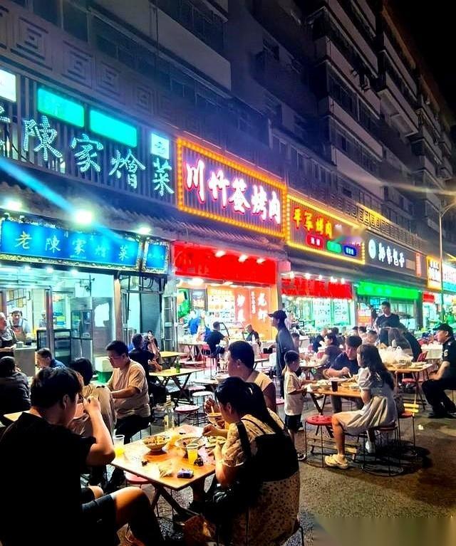 一个加拿大啤酒哥在中国街头拎着酒瓶从早喝到晚。在他们那边，哪怕走在公园里只拉开