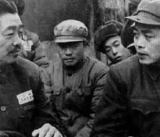 1974年，华国锋在中央一次小型会议上突然拍桌子发火，指着当年举报贺龙“叛国通敌