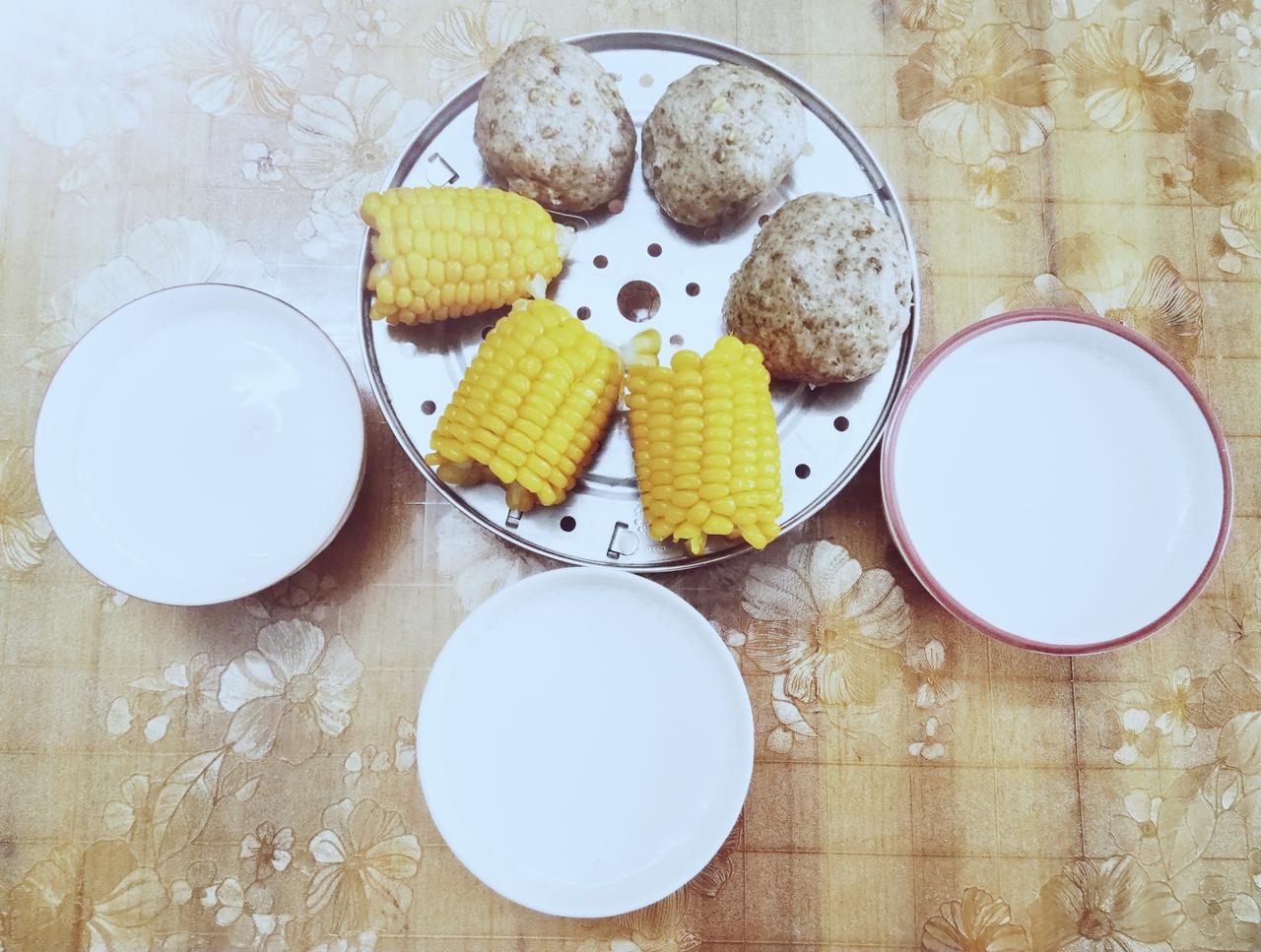 普通人的早餐，是这样子的，一碗牛奶，一节玉米，一个馒头，是不是很寒酸？今天，