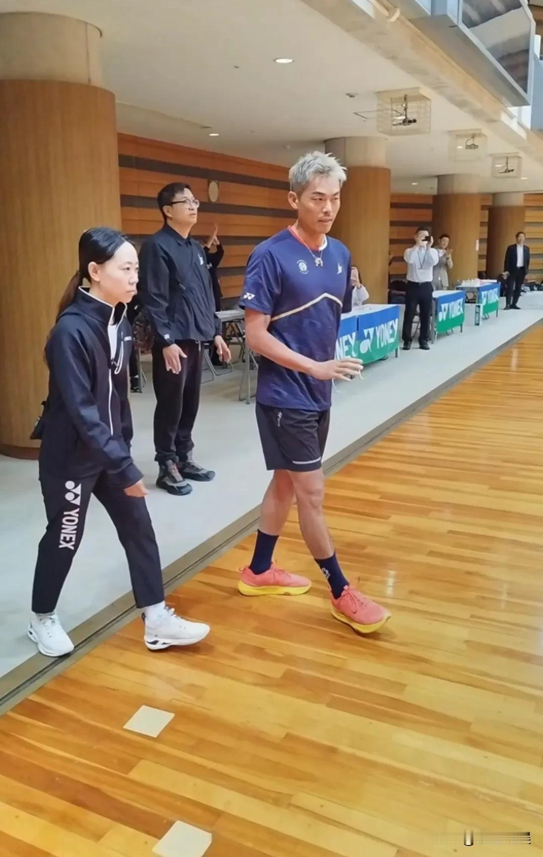 世界羽毛球冠军林丹现身现身日本大阪体育馆。他染着一头银发，肤色偏黑，身材高挑，