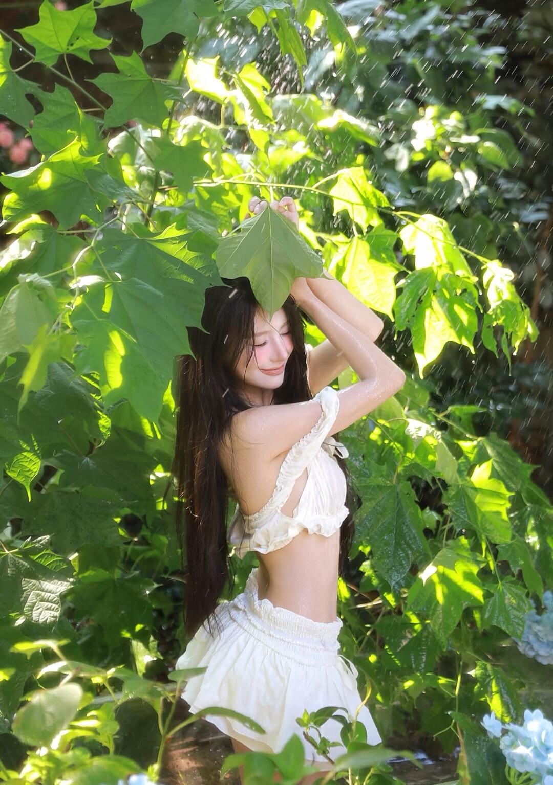 夏日清新，绿叶掩映下的少女，宛如童话中的仙子。