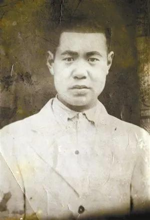 1938年，有个卖花生的小商贩，见到日本人就点头哈腰，有时候被鬼子狠踹几