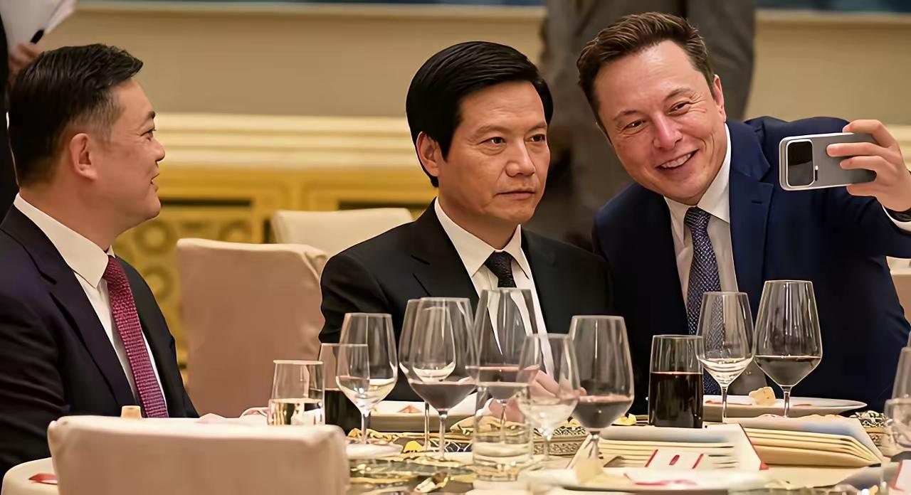 这雷军和马斯克还搞起来自拍，这马斯克的表情都成了表情包了，太有意思了！时隔多年，