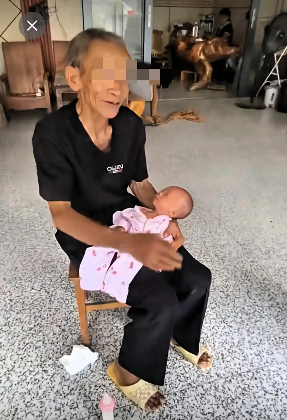 广西68岁的大爷，今年生了一个孩子还没满月，别人去看他的孩子，他高兴的笑容满面。