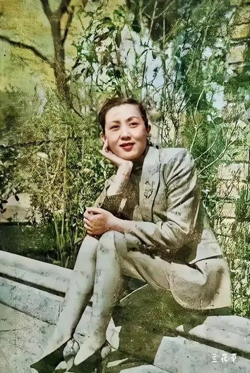 1947年的上官云珠，一身的时髦服装惹人羡，即使放到现在也是高档大气的体现。这