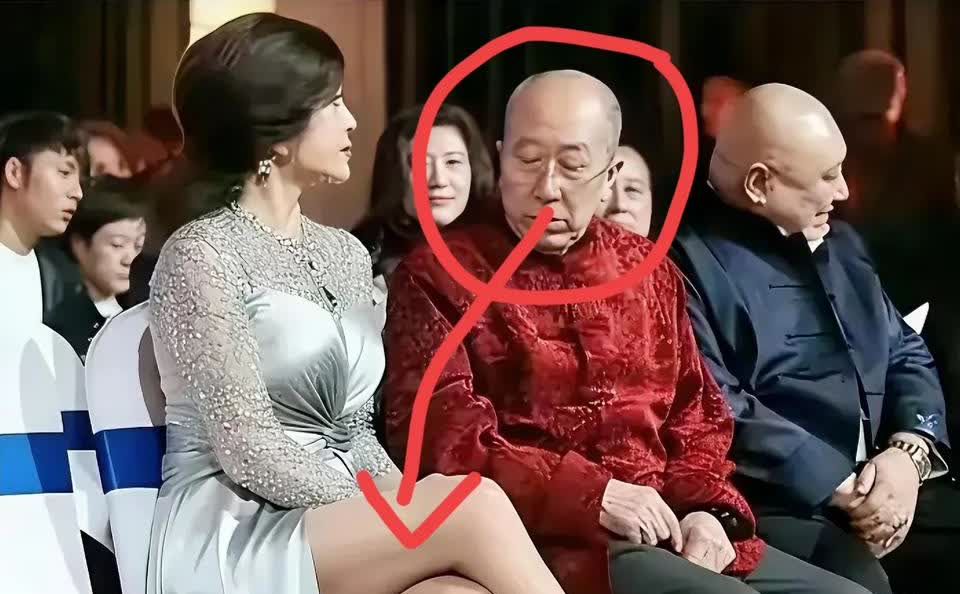 刷到刘晓庆早年一张照片，直接给我笑的差点呼吸不过来！那时候她穿着条开叉裙，跟老戏