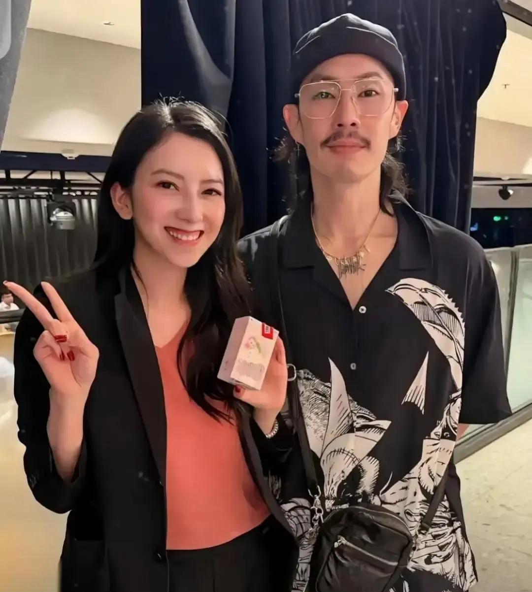 那张侧脸把人惊了一跳。不是滤镜，是颧骨在亮相。我们看见的，是一场审美的拔河。