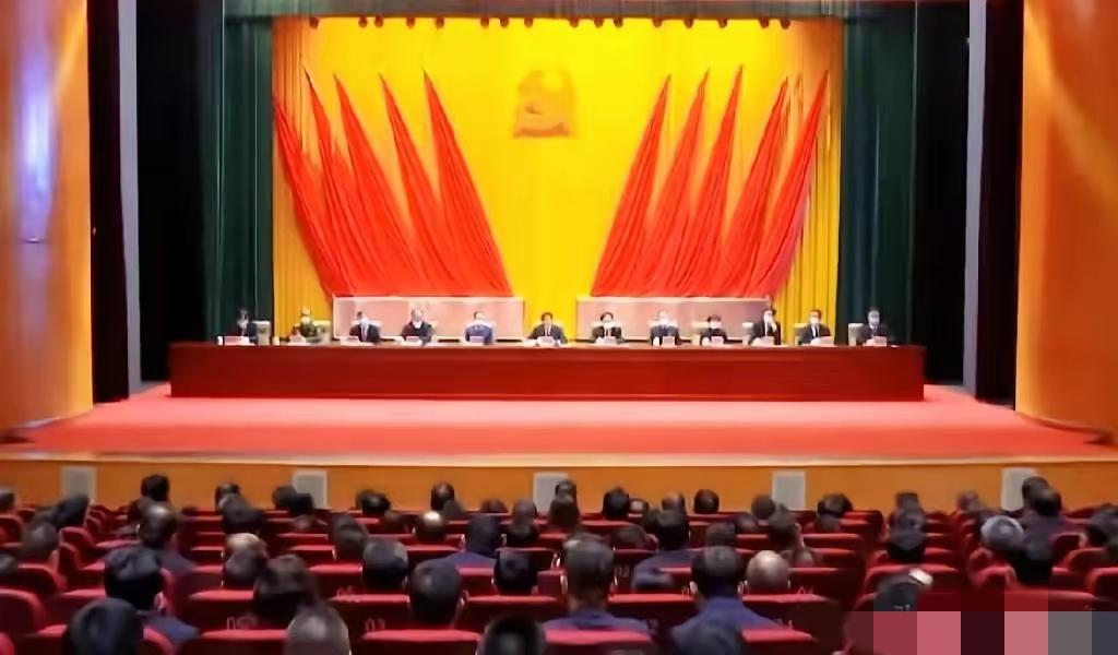 16号刚开完会，24号就直接通报，这反腐速度直接刷新认知，属实看愣了！满打满算8