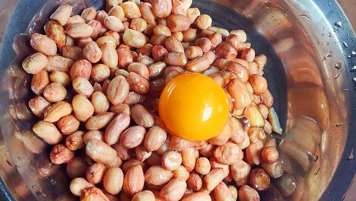 我是小熙: 花生米新吃法, 裹上面粉和鸡蛋, 吃到