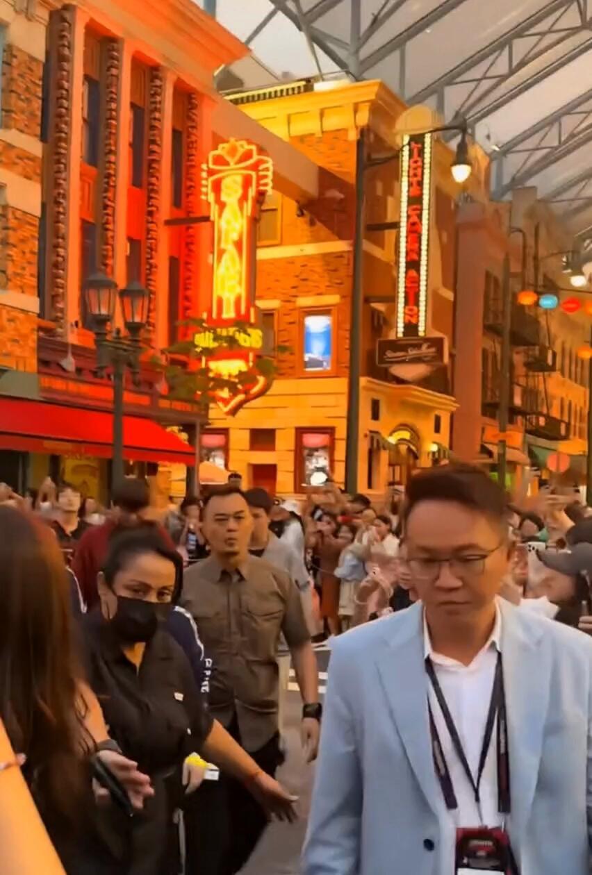 这架势，真的太热烈欢迎了，有没有发现在粉丝很热情，女王驾到的范，保护欲拉满！孙