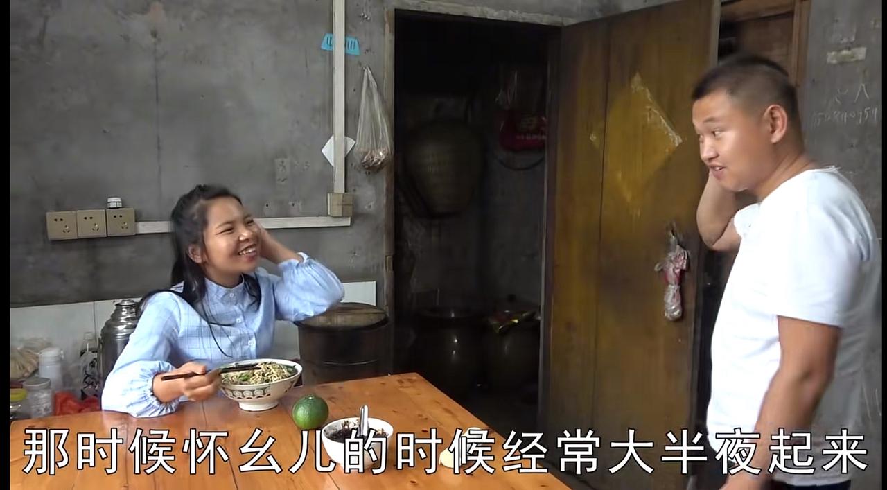 曾经心疼为何变成陌生？在早期视频里，小英子牙疼，和农村四哥一起去菜地摘青菜，