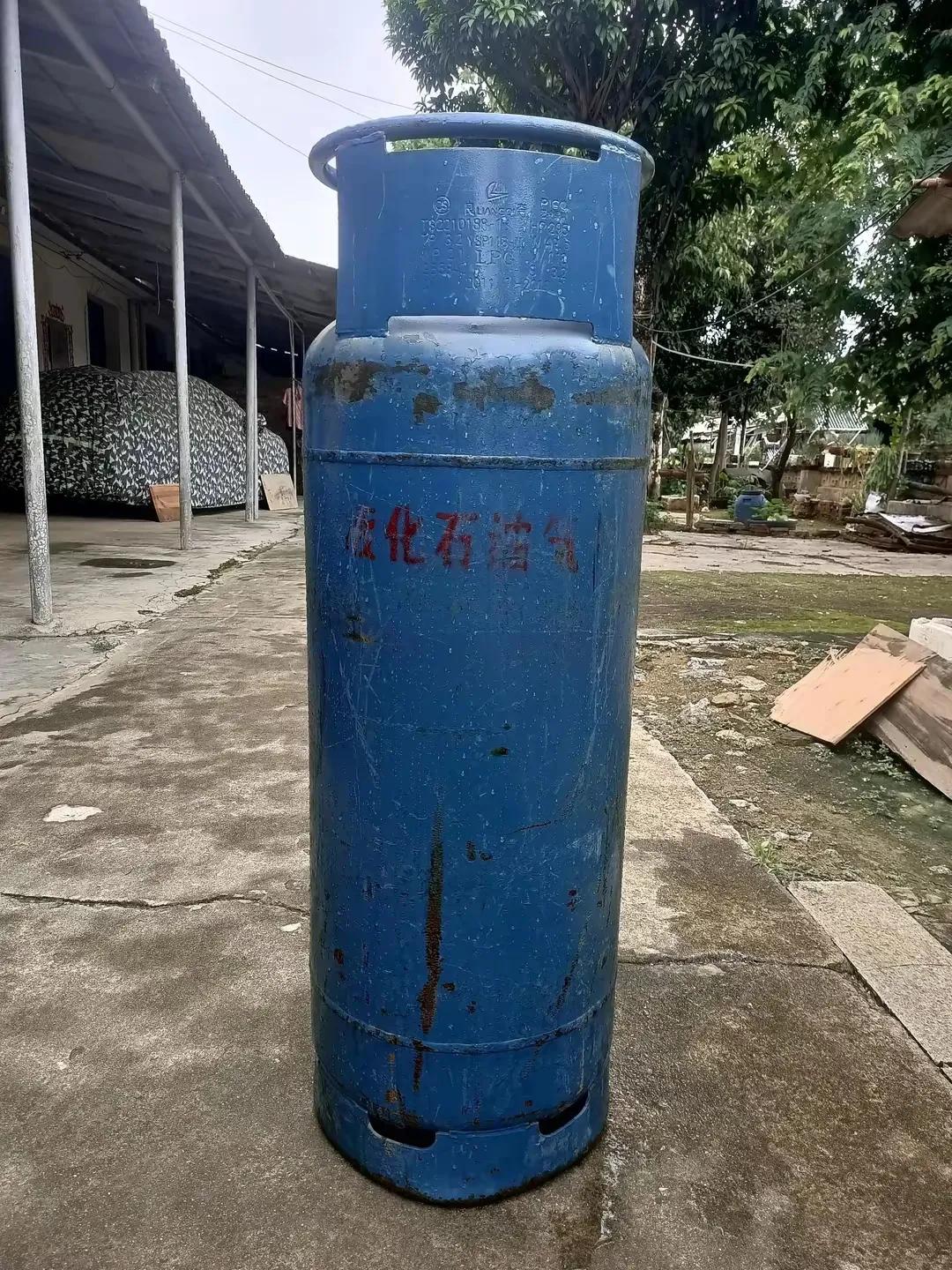 1、送错气瓶：富洋烧烤店用气设施没有气化装置，按规定只能使用仅有气相阀的“单嘴
