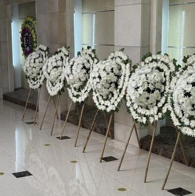 一位火葬场工作人员说：“人死后，一是要火化，二是火化后，不要领骨灰，让火葬厂处理