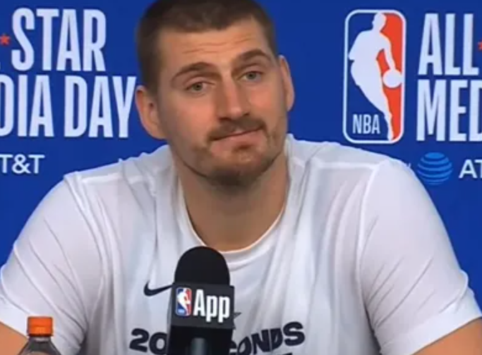 掘金球员尼古拉-约基奇参加了NBA全明星周末的媒体日采访。采访当中，约基奇给出