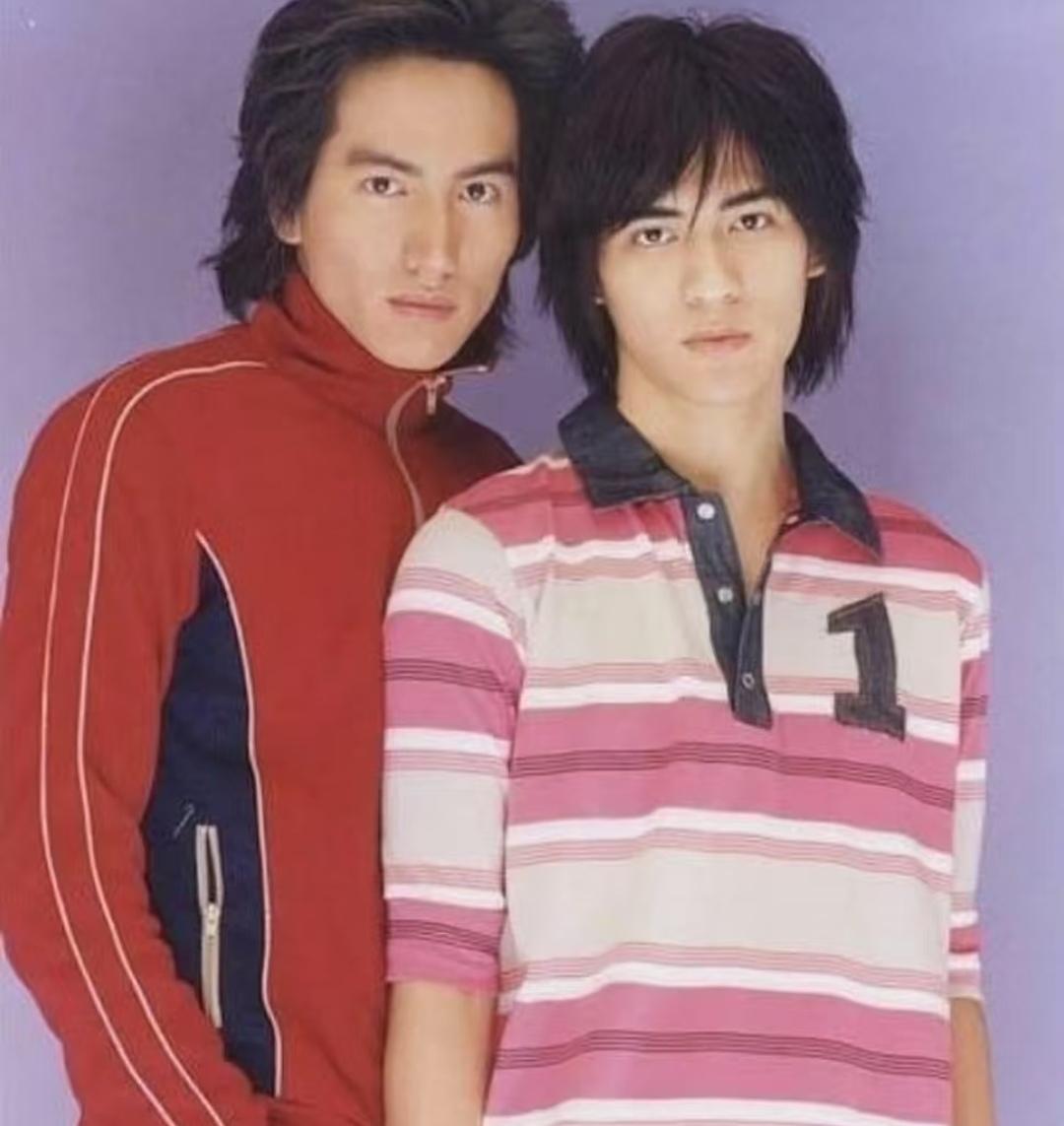 难怪之前有人说F4当年的穿搭有点土，现在再回头看言承旭和周渝民的旧合照，两人的衣