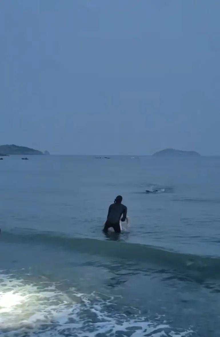 银沙滩溺水者被救上岸，民警冲进水里的动作真帅，施救者和往回走的哥们，真爷们！