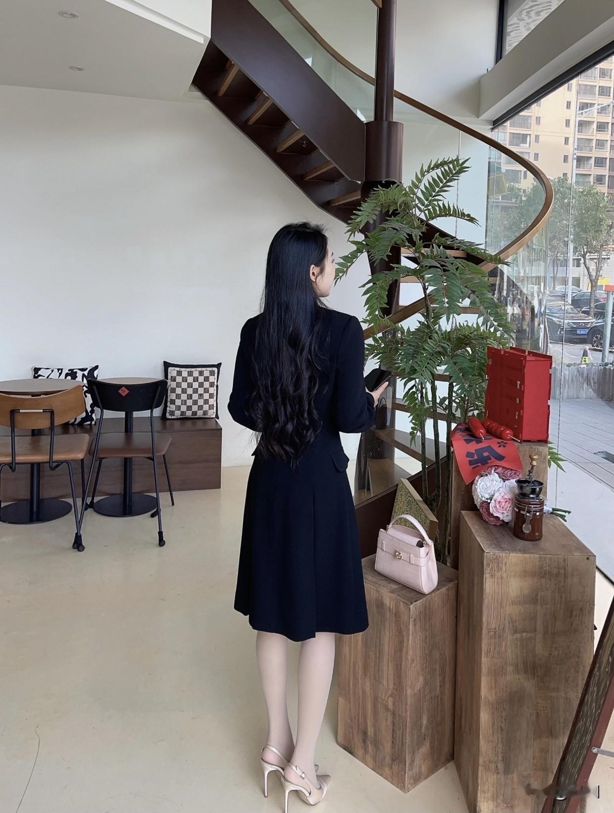 “气质就是迷人”，你认可吗良好的体态对气质有很大影响，要挺直腰背。