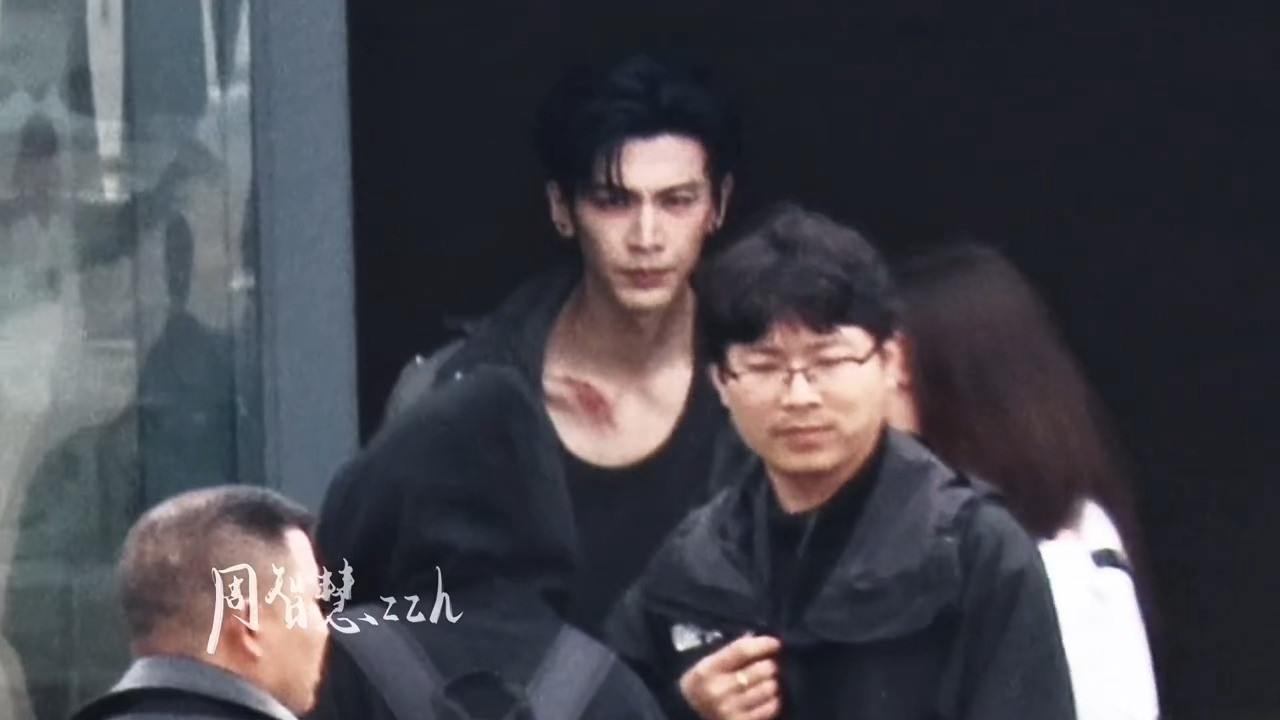 张凌赫锁骨伤太对味了张凌赫开推战损妆轻轻一笔就是震撼美味🥵🥵🥵张凌赫开始推