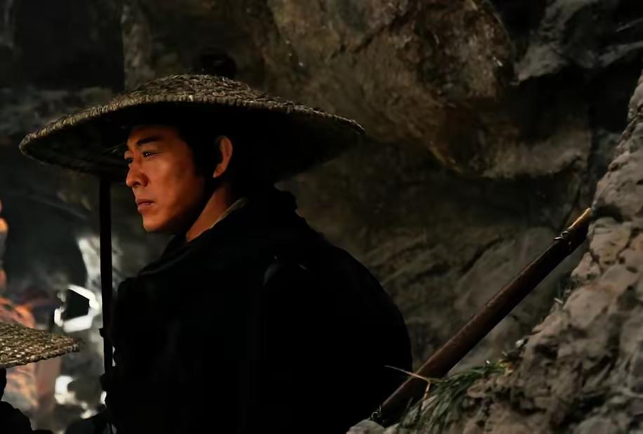 原来病怏怏的人又能演打戏了，挺好，必须支持[赞]