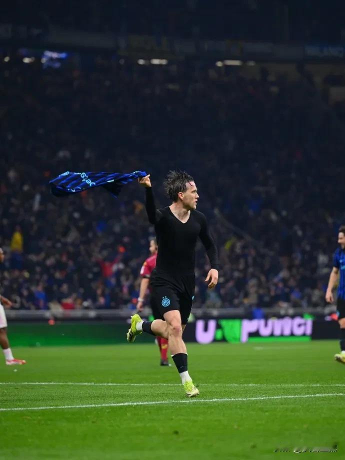 意媒对国米还是老样子！巴斯托尼高速带球向前，卡卢卢伸手阻拦；巴斯托尼倒地，卡卢卢