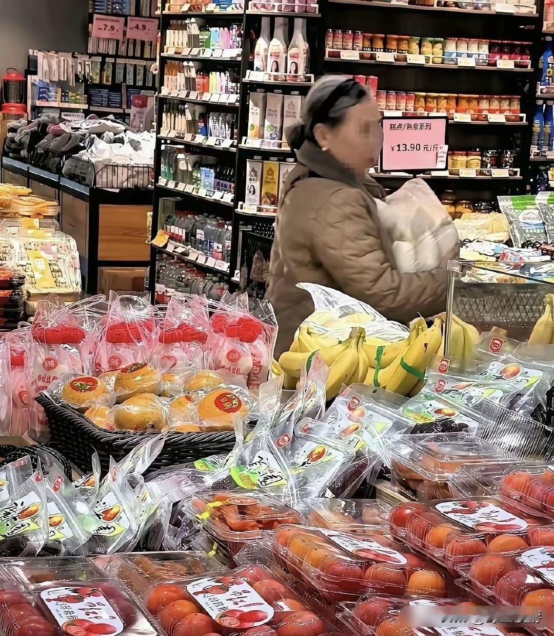 大家有没有见过这种现象？有的老人家摆摊卖菜啥的，说是自己种的，不是大棚激素菜，