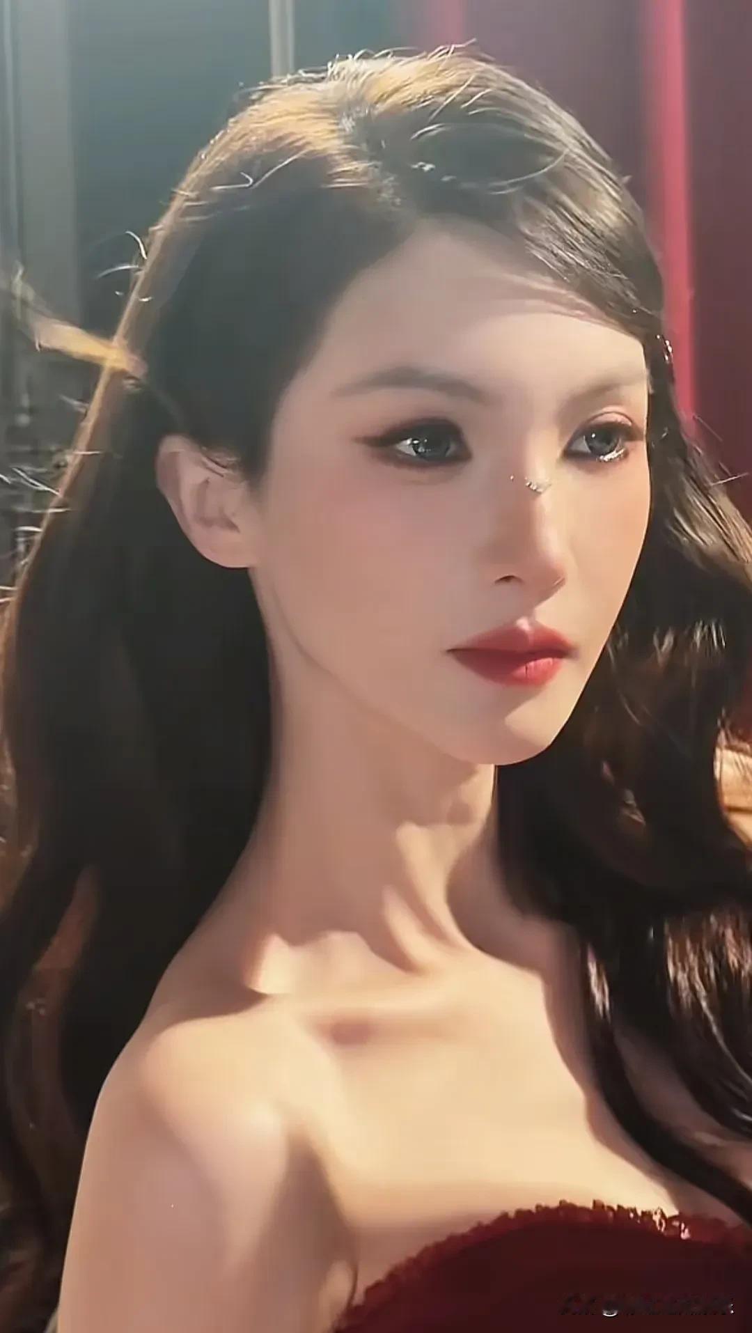 金晨估计做了幼态脸，距离上次变脸不到2个月，这回总不能甩锅给妆容吧？金晨太不