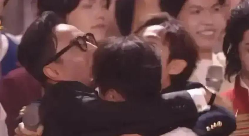 汪涵突然哑了！倒计时10秒，何炅一句“听我数，你们喊”救场，1.2亿人盯着