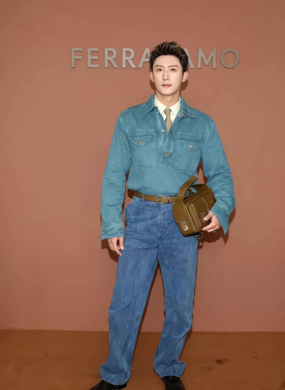 内娱现在的男星妆容比韩国女星妆容都要浓，比女明星脸都涂的白，关键如果是小鲜肉化浓