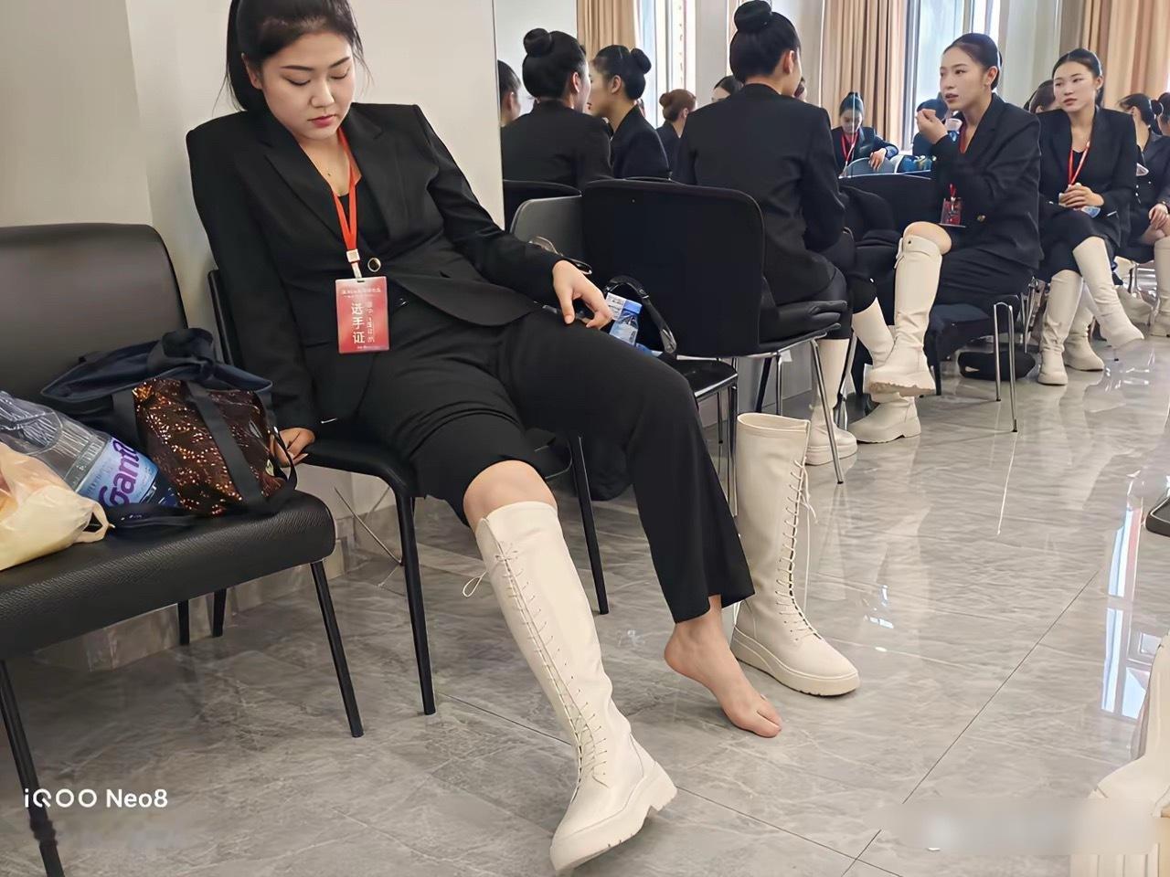 这靴子味道老大了吧，真是干啥都不容易啊！