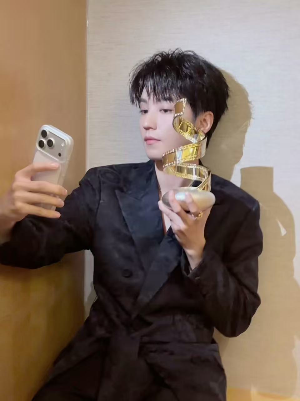 王俊凯晒与奖杯合照王俊凯求品质自拍奖哈哈哈哈哈王俊凯求品质自拍奖，超帅哒～