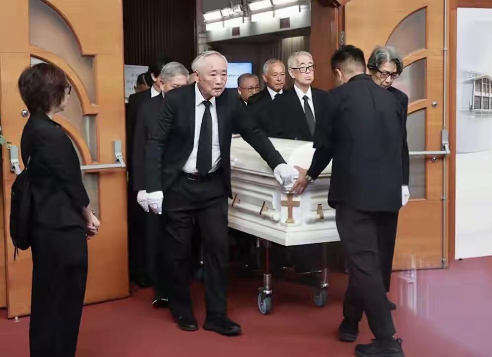 给钟景辉扶棺的人并不吃力，主要是棺材下有滑轮，所以送钟景辉出殡的朋友，就是象征性