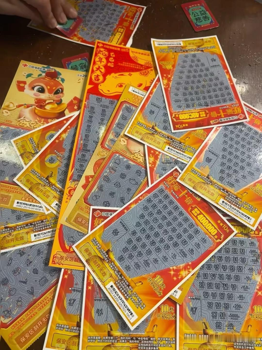 一男子为求证刮刮乐到底是不是套路，怒砸23万多元，把整间彩票店包圆，现场开刮实测