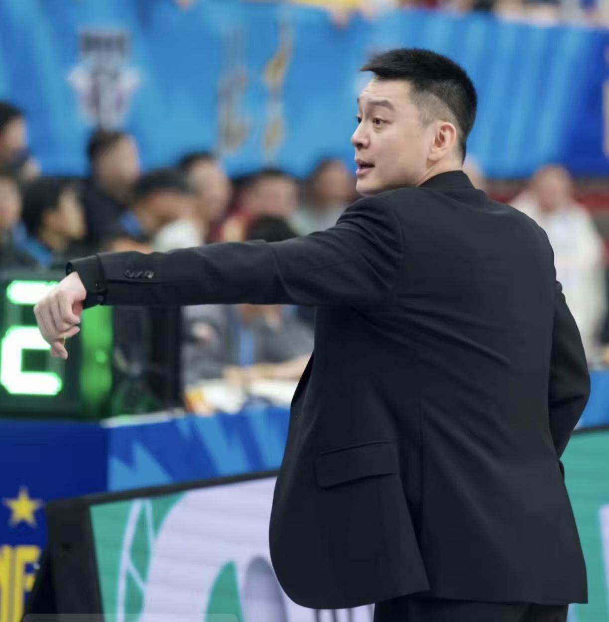 杨鸣指导不仅仅征服了付豪和张陈治锋等球员的敬重，他也征服了姜宇星和王岚嵚！这哥俩