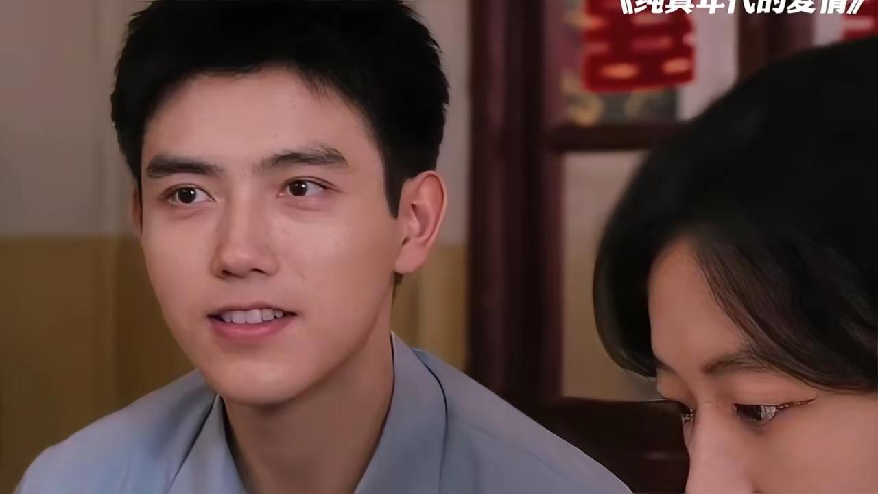 陈飞宇比他爹帅，这脸型和嘴没像他爸就好多了，这孩子取了父母的优点了